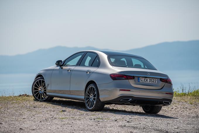 Razred E še najprej v limuzinski in karavanski izvedbi, prav tako v ponudbi ostaja različica All-Terrain. | Foto: Mercedes-Benz