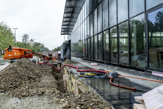 Niso le saje, zaradi vročine je napokalo steklo, škoda je ocenjena na 300 tisoč evrov. | Foto: Ana Kovač