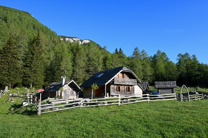 Izhodišče na planini Ravne. Tura se začne levo od koče. | Foto: Matej Podgoršek