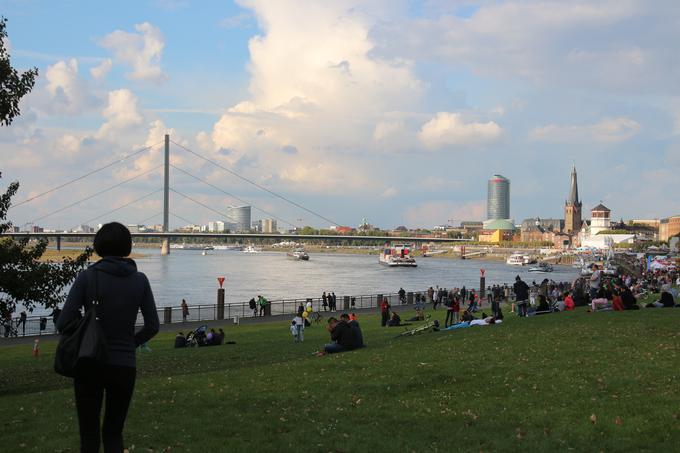 Obrežje Rena je ob lepem vremenu namenjeno druženju na prostem in spoznavanju novih ljudi.  | Foto: Janez Zavašnik