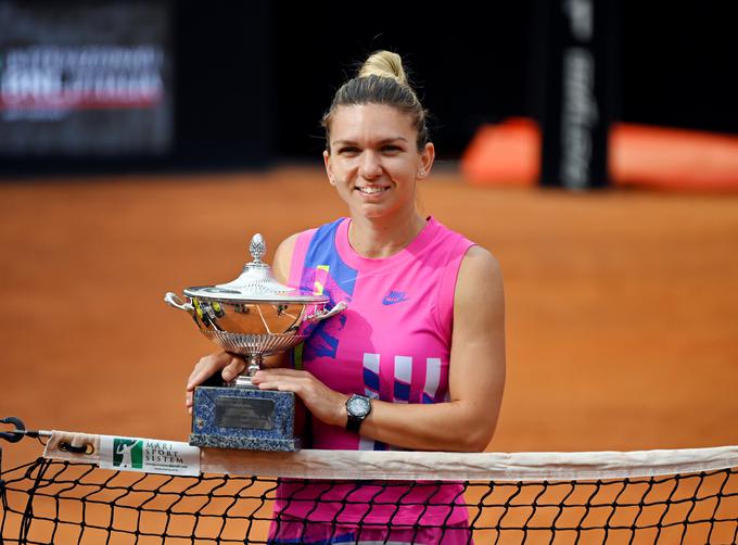 Simona Halep pozira z lovoriko, ki jo je osvojila v Rimu. | Foto: Reuters