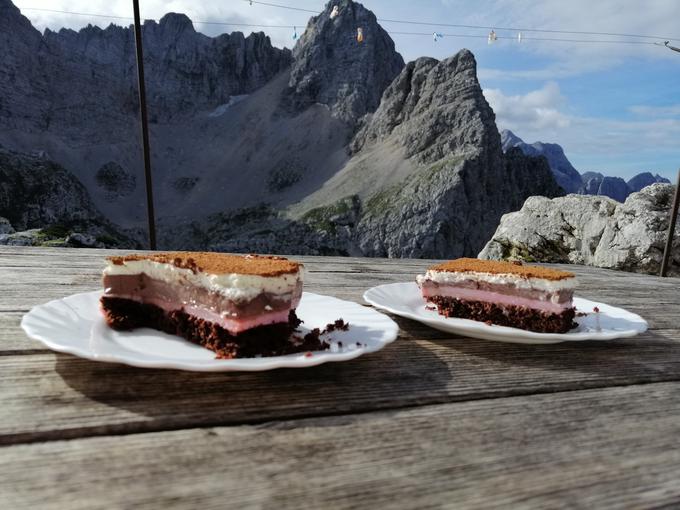 Kar zadeva hrano, ponujajo tipično planinsko, pri čemer so pozorni na to, da jedi ne zgoščujejo z moko, tako da so primerne tudi za tiste z alergijo na gluten. Med sladicami sta vedno na voljo pijana nevesta (na fotografiji) in jabolčni drobljenec. | Foto: Metka Žumer