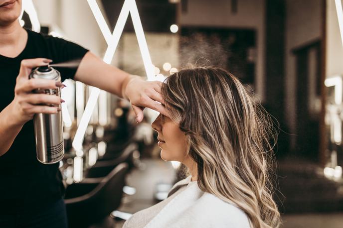 frizer frizerski salon | V New Delhiju je ženska, ki si je ustvarila kariero kot model za oglaševanje lasne kozmetike, obiskala frizerski salon in zaprosila za striženje konic. Vendar pa ji je frizerka lase skrajšala preveč, zato naj bi izgubila pogodbe ter doživela hude travme. (slika je simbolična) | Foto Getty Images