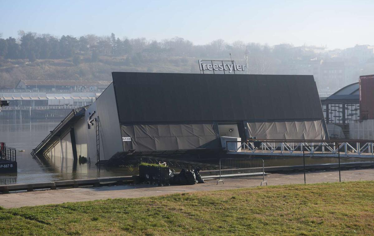 splav Beograd, klub Freestyler | Gostje in osebje so se uspešno evakuirali s splava in nihče ni bil resneje poškodovan. | Foto STA/Tanjug