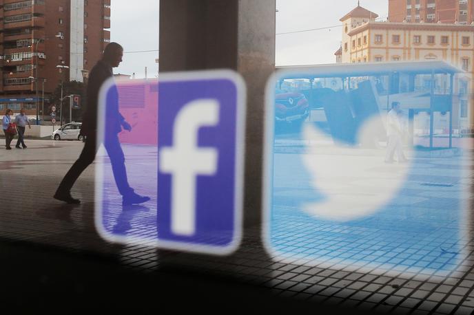 Facebook in Twitter | Kolumnist Siol.net Sam Rugelj se tokrat sprašuje, ali bi bilo treba zapreti profil na družbenih omrežjih. | Foto Reuters