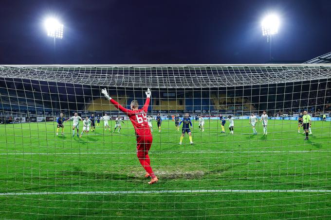 Aljoša Matko je poslal z bele točke žogo visoko čez vrata Olimpije. | Foto: Aleš Fevžer