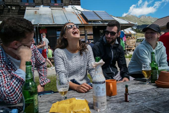 Fotografija izpred doma na Kofcah, ki je znan po štrukljih. | Foto: Ciril Jazbec/National Geographic