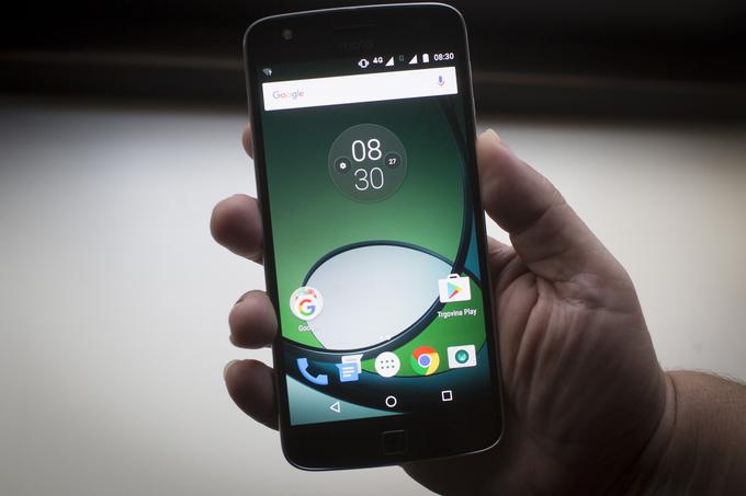 Moto Z Play ima zaslon Super AMOLED velikosti 5,5 palca ali nam lažje predstavljivih 14 centimetrov, ki ga ščiti odporno steklo Corning Gorilla Glass | Foto: Bojan Puhek