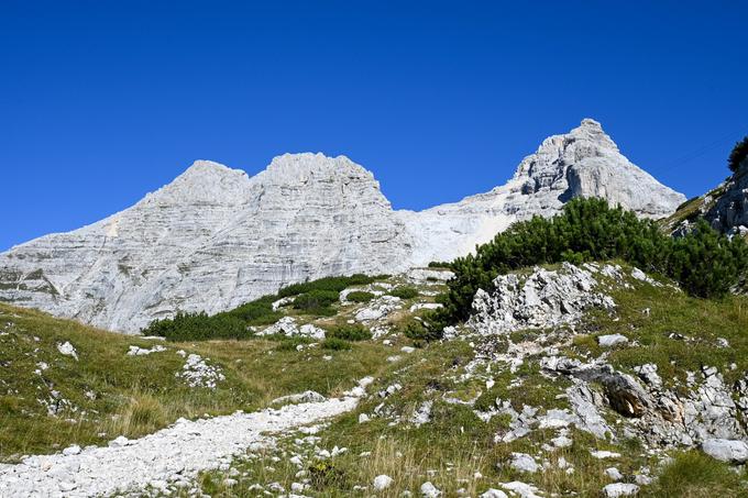 Vzpon po mulatjeri. Tik pod Kriškimi podi že uzremo Razor. Klik za ogled fotografije v boljši ločljivosti. | Foto: Matej Podgoršek