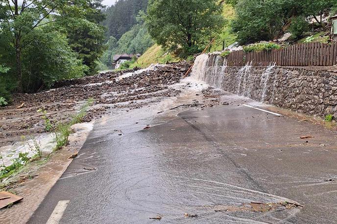 Luče | Strugam grozita dva plazova, ki ne ogrožata le naselja, pač pa bi v primeru sproženja lahko zaprla tudi glavno cesto do Luč in Solčave. | Foto Neurje.si/Damir Nisic