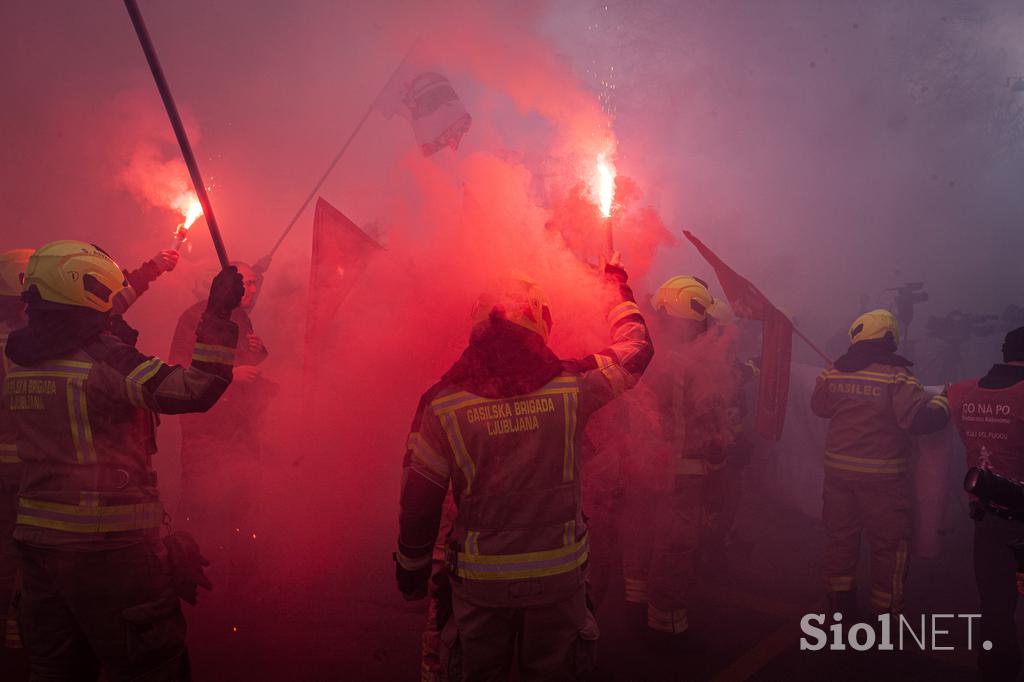 Protestni shod poklicnih gasilcev pred poslopjem vlade. gasilci