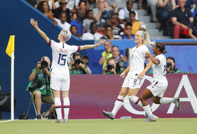 Medtem ko je v svetu vse več športnih zvezdnikov, ki so razkrili, da niso del uveljavljenih norm heterogene spolnosti, izstopata denimo ameriška nogometašica Megan Rapinoe in britanski olimpijski prvak v skokih v vodo Tom Daley, se to na Japonskem še ni zgodilo. | Foto: Reuters