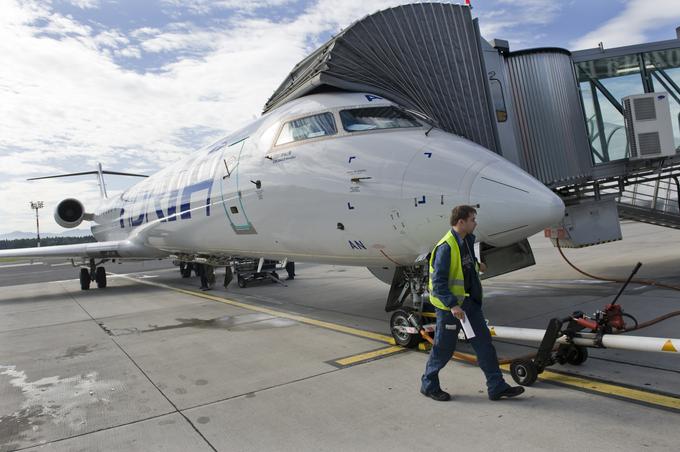 Slovenski letalski prevoznik Adria Airways je včeraj prepeljal svojega milijontega potnika. Na krovu letal (seveda tudi drugih prevoznikov) pa je lahko tudi več potnikov, kot je bilo izdanih vstopnih kuponov. | Foto: Klemen Korenjak