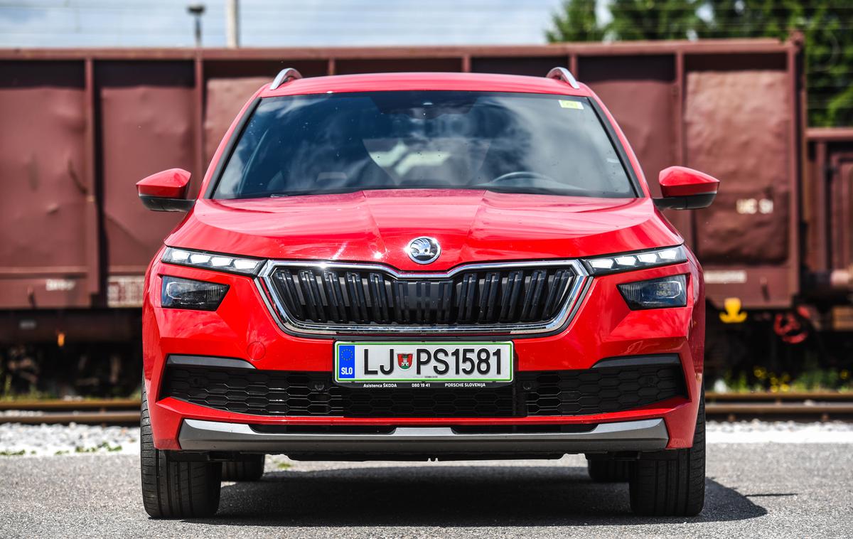 Škoda kamiq | S 4241 milimetri je kamiq daljši od arone in t-crossa. 18-centimetrska oddaljenost od tal se med ovinki ne pozna, bolj kot slabim cestam pa je namenjena lažjemu vstopanju. | Foto Gašper Pirman