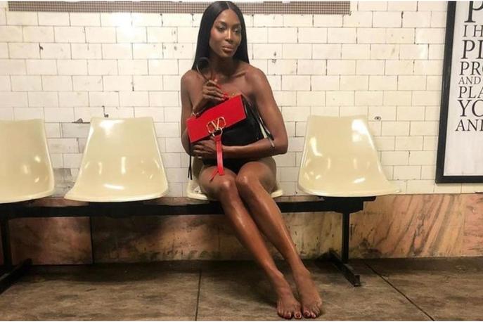 Naomi Campbell | Povsem gola Naomi na podzemni železnici. | Foto Instagram