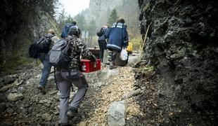 Osnovnošolci iz Jelendola prišli v šolo, cesta še vedno neprevozna #video