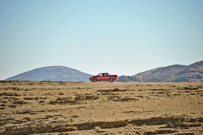 Vsak hilux, naročen v Sloveniji, bo narejen v tovarni v Južni Afriki. Prevoz traja približno pet mesecev. Po doživetju v Namibiji lahko trdimo, da hilux s seboj v Slovenijo nosi vzgojo divjine. | Foto: Jure Gregorčič