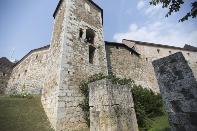 V drugi polovici 15. stoletja, ko je današnji grad nastal, je bil sprva vhod v srednjeveško trdnjavo čez Peterokraki stolp, kar je mogoče skozi vstopni lini videti še danes. | Foto: Bojan Puhek