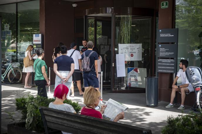 Čakalna vrste pred UE Ljubljana, Linhartova ulica. Upravna enota Ljubljana Linhartova Ulica | Ministrstvo za javno upravo je te dni sporočilo, da se število upravnih enot, ki stavkajo, vztrajno zmanjšuje, in v resnici se tudi množice čakajočih redčijo. | Foto Bojan Puhek