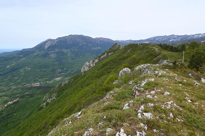 pot po robu Trnovski gozd | Pot je speljana po robu južnih obronkov Trnovskega gozda, pod nami je ves čas Vipavska dolina. V daljavi pa nas bo vabil še Čaven. | Foto Matej Podgoršek