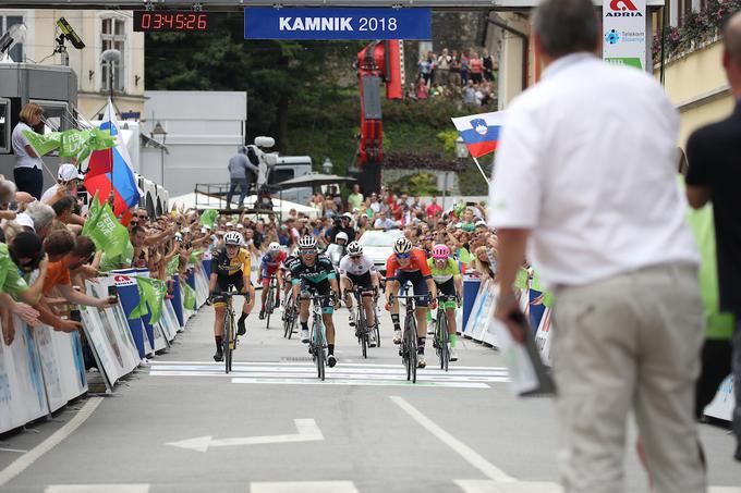 V ozadju se je vnel neizprosen boj za drugo mesto, ki ga je v velikem slogu osvojil Matej Mohorič. | Foto: Sportida