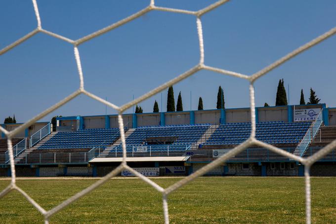 Kmalu bo minilo že 28 let od ogromnega spektakla na Primorskem, ko je v Izoli na tekmi pokala Uefa gostovala slovita Benfica iz Lizbone. Danes igra Izola v novi preobleki (MNK Izola) v tretji ligi. | Foto: Vid Ponikvar