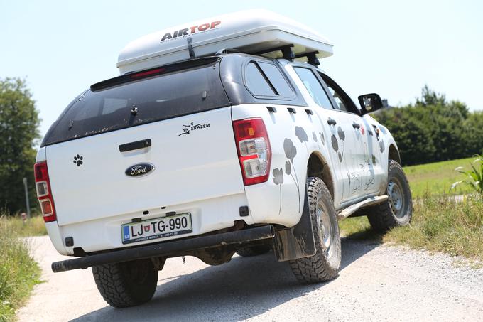 Na vozilo je namestil prave terenske gume (večje dimenzije, zelo grob profil), pod motor zaščitno ploščo, na sprednji del pa izvlečni vitel.  | Foto: Gregor Pavšič