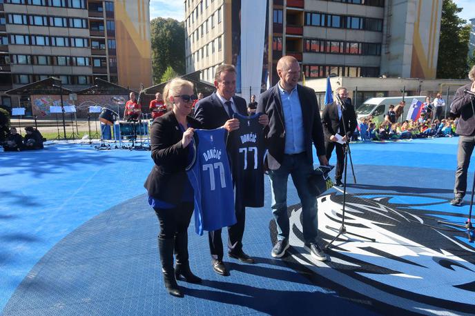 Celje Igrišče Dončić | Predstavnica Dallas Mavericks Katie Edwards, celjski župan Boško Šrot in predsednik Košarkarske zveze Slovenije Matej Erjavec. | Foto Lili Pušnik / STA