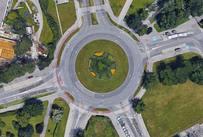 Tripasovno krožišče pri Žalah v Ljubljani, kjer talne oznake ne dovoljujejo izvoza s srednjega pasu. | Foto: Google