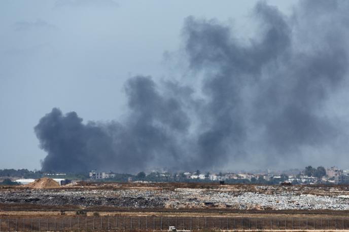 Gaza | Kljub mednarodnim pozivom k ustavitvi nasilja v Gazi izraelska vojska nadaljuje zračne in kopenske operacije v uničeni enklavi, poroča katarska televizija Al Jazeera. | Foto Reuters