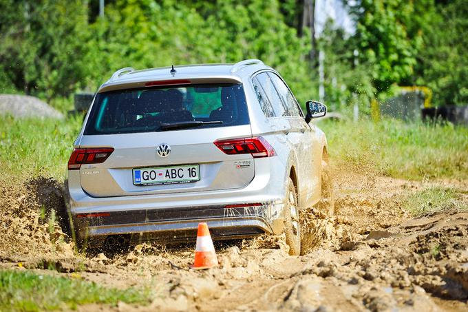 Za zahtevnejše uporabnike, ki zaradi poklica ali pa prostega časa z avtomobilom večkrat zavijejo na stranpoti brez asfalta, tiguan za doplačilo 311 evrov ponuja paket offroad. Ta za varnejšo telovadbo zunaj ceste ponuja dva centimetra višjo oddaljenost od tal, prilagoditve prvega odbijača in zaščito podvozja. | Foto: Jure Gregorčič