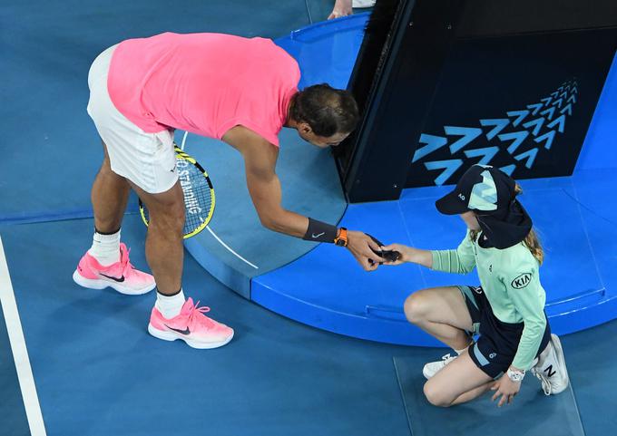 Po končanem dvoboju je Rafa deklici dal darilo. | Foto: Guliverimage/Getty Images