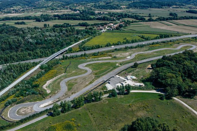 Lindauring | Steza je sicer dolga okroglih tisoč metrov in ima devet ovinkov – od tega štiri desne in pet levih. Štartno-ciljna ravnina je dolga kar 313 metrov. | Foto Lindauring