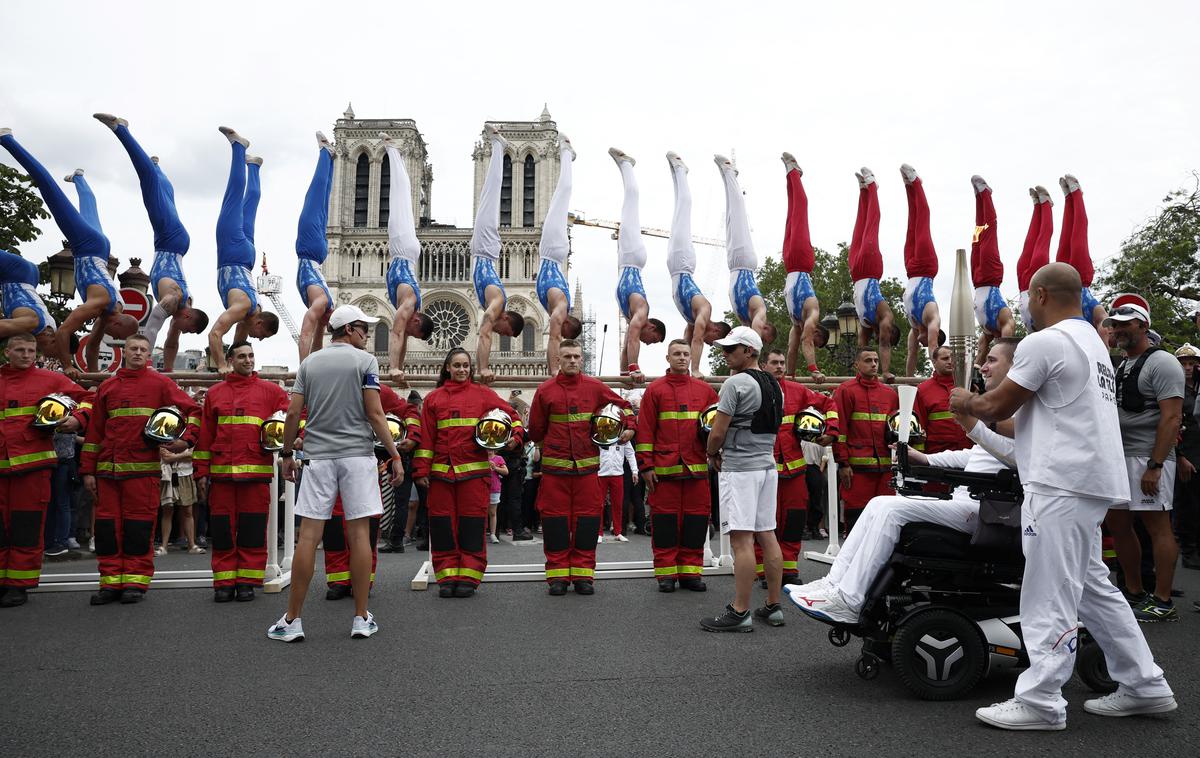 Olimpijska bakla v Parizu | Olimpijski ogenj je prispel v Pariz.  | Foto Reuters