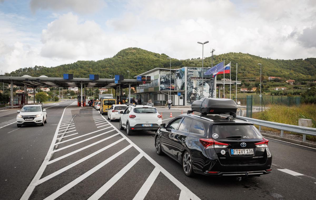 mejni prehod Dragonja, zastoj, kolona | Slovenija bo podaljšala nadzor na meji s Hrvaško in Madžarsko za nadaljnjih šest mesecev. Na fotografiji: mejni prehod Dragonja.  | Foto STA