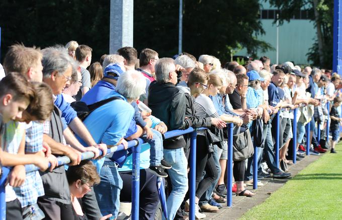 Prvi trening Arminie si je ogledalo več kot dva tisoč gledalcev. | Foto: arminia-bielefeld.de