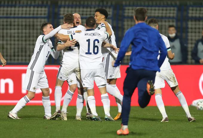 Veselje Severnih Ircev po zmagi na stadionu Grbavica v Sarajevu | Foto: Reuters