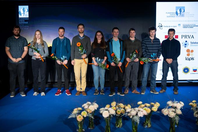 Prejemniki priznanj za posebne dosežke v alpinizmu Eva Dana Vidmar, Jernej Kruder, Peter Borič, Patricija Verdev, Gašper Pintar, Luka Krajnc in Luka Lindič z načelnikom Komisije za alpinizem PZS Otom Žanom in podpredsednikom Planinske zveze Slovenije Miho Habjanom.  | Foto: Martin Metelko