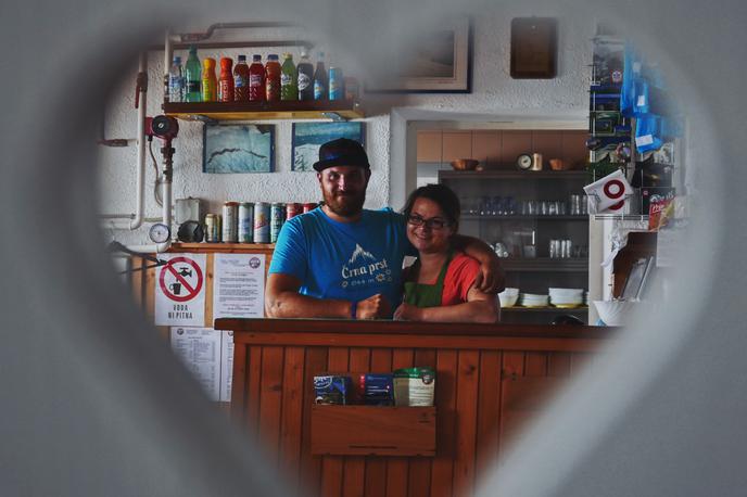 Oskrbnika Dom Zorka Jelinčiča na Črni prsti | Ajdo in Klemna ste srečali v zadnjih mesecih na Črni prsti, če ste se ustavili v tamkajšnji koči. | Foto osebni arhiv