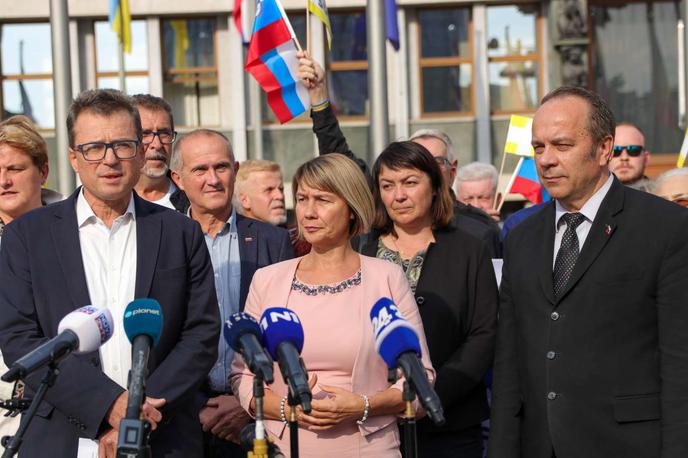 Vlaganje zahteve za razpis treh zakonodajnih referendumov | V SDS so sicer predlagali, da bi vse tri referendume izvedli 4. decembra, skupaj z drugim krogom lokalnih volitev, torej 4. decembra. | Foto STA