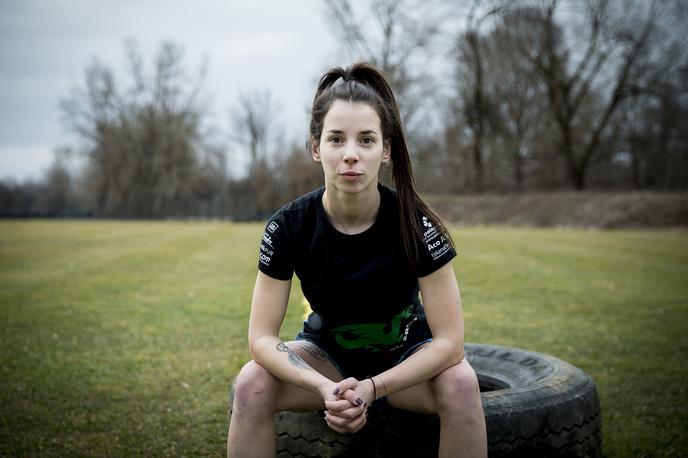 Staša Čagran rugby | 24-letna Staša Čagran z Raven na Koroškem trenira nogomet in ragbi. | Foto Ana Kovač