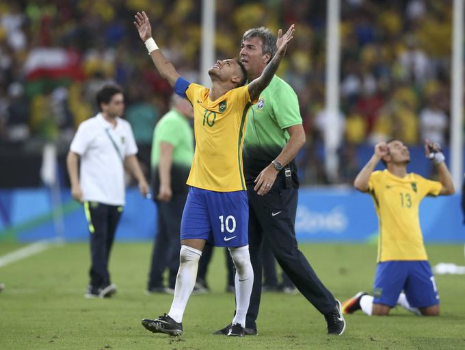 Neymar naj bi bil do prvenstva pripravljen. V brazilski reprezentanci se še kako dobro spominjajo bolečega poraza izpred štirih let na domačih tleh proti Nemčiji. Brazilija resda nima tako "zvezdniške" zasedbe kot nekoč, a kljub temu imajo praktično na vsakem igralnem položaju izredno kakovostne igralce. Dovolj, da bo najbolj cenjena lovorika v svetu nogometa spet romala v deželo sambe in žogobrca? | Foto: Reuters