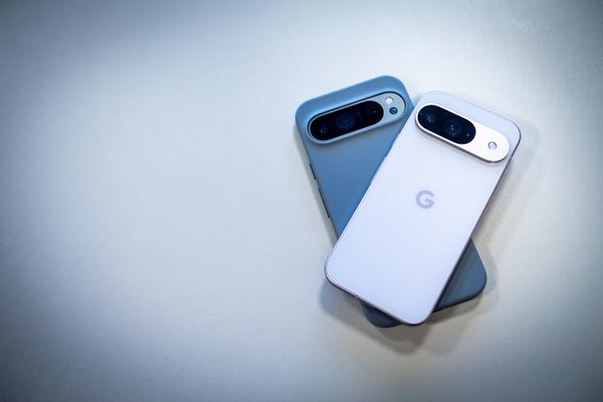 Razporeditev leč na zadnji strani ustvarja značilno podobo vseh treh telefonov serije Google Pixel 9: na levi sivi in večji Google Pixel 9 Pro XK in na desni beli in manjši Google Pixel 9. | Foto: Gaja Hanuna