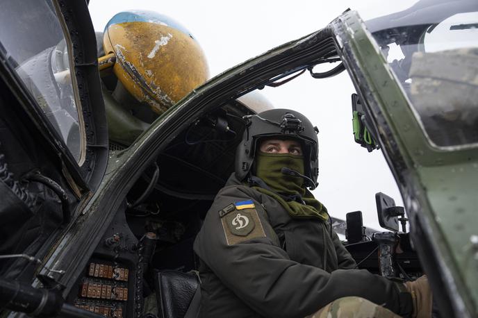 Ukrajina | Ukrajinski pilot pilotira jurišni helikopter mi-24. | Foto Guliverimage