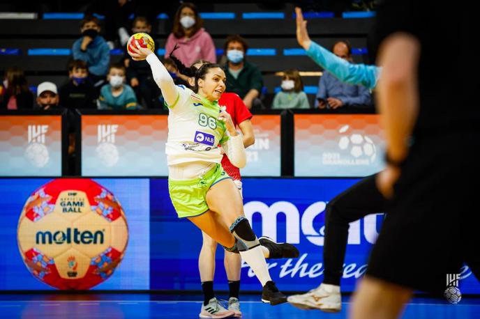 slovenska ženska rokometna reprezentanca, Slovenija : Poljska, Petra Kramar | Slovenke so klonile z golom razlike. | Foto IHF.com