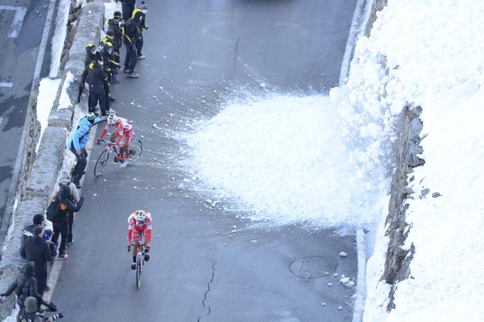 Leta 2020, ko so kolesarji na Giru nazadnje obiskali sloviti prelaz, se je na cesto usul manjši plaz in s koles skoraj sklatil nekaj tekmovalcev.  | Foto: Guliverimage