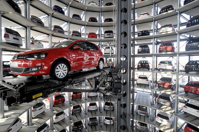 Autostadt Wolfsburg Volkswagen | Uradno najhitrejše samodejno parkirišče na svetu. Dva spiralna stolpa Volkswagnovega Autostadta v Wolfsburgu. Oba stolpa sta visoka 60 metrov, v njiju pa so spiralno razstavljeni novi volkswagni in zdaj tudi seati. Stolpa sta s tovarno povezana prek 700 metrov dolgega predora. Vanju lahko spravijo do 400 avtomobilov. Vsak med njimi je tam okrog 24 ur, nato ga predajo končnemu kupcu. | Foto Reuters