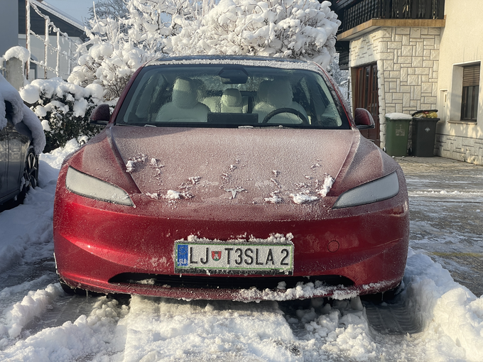 Zjutraj za avtomobil izpod zmrzali reši na daljavo. Segrevanje voznik začne prek aplikacije na telefonu, ki je obenem pametni ključ.
 | Foto: Gregor Pavšič