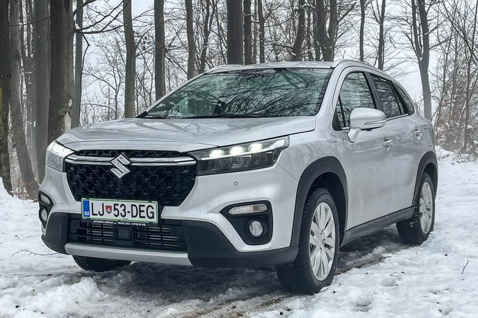 Suzuki SX4 s-cross | S-cross z novim videzom ugaja predvsem evropskim kupcem. Z novo masko, žarometi in zadkom vizualno deluje tudi večji, kot je. | Foto Gašper Pirman