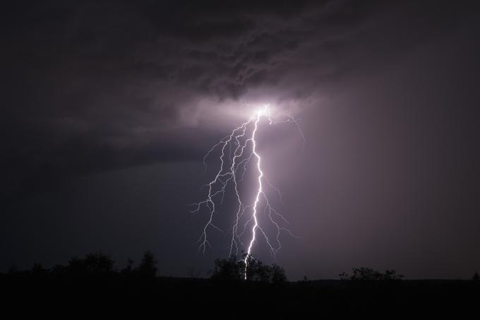 Zaradi srečanj s strelo, ki lahko doseže napetost nekaj milijonov voltov in nosi od nekaj do nekaj deset kiloamperov električnega toka, vsako leto po vsem svetu umre nekaj tisoč ljudi. Uradne ocene se gibljejo od šest tisoč pa celo tja do 24 tisoč smrtnih žrtev. Gre seveda za zelo ohlapne ocene, saj so razpoložljivi podatki o žrtvah predvsem v manj razvitih in bolj poseljenih državah (afriške države, Indija, Kitajska) pogosto nedostopni oziroma manj točni. | Foto: Thinkstock